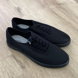 NEW Women’s Universal Thread Lunea Sneakers